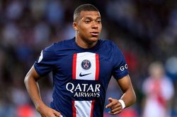 PSG trả 376 triệu euro để giữ chân Mbappe