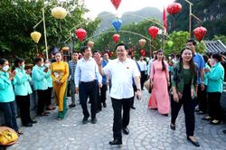 Chủ tịch Quốc hội Vương Đình Huệ thăm khu du lịch sinh thái Tràng An