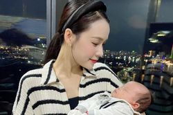 Một hotgirl đời đầu 9x bất ngờ công khai hình ảnh 'con trai'