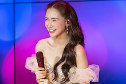 Hòa Minzy diện váy ngắn, nhảy nhót ầm ầm trên giày cao gót 'cực khủng: Nhan sắc khiến fan xuýt xoa!