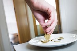 Người phụ nữ bị kiện vì che giấu số tiền thu được từ các nhà vệ sinh công cộng