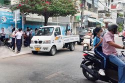 Đậu xe trước cổng trường
