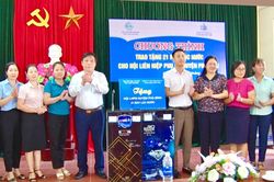 Phú Bình: Tặng máy lọc nước cho các cấp Hội Phụ nữ