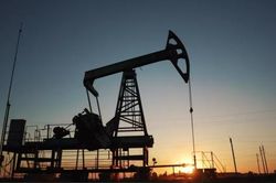 OPEC + lần đầu tiên cắt giảm sản lượng