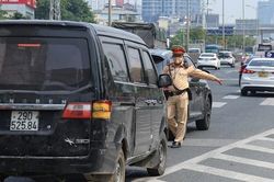 Hà Nội: Hàng loạt xe bị phạt khi đi vào làn dừng khẩn cấp trên đường vành đai 3