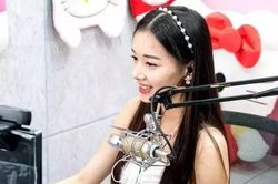 Những nữ streamer bán sự thân mật cho fan nam