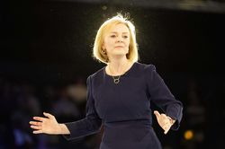 'Nhiệm vụ bất khả thi' của bà Liz Truss