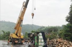 Xe tải lật khi đổ đèo khiến 2 người thương vong