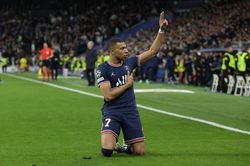Chấp nhận sự thật, Mbappe không có cửa sánh ngang Ronaldo, Messi