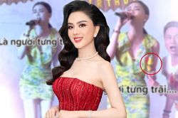 Lâm Khánh Chi được tặng 'hoa tiền' tới tấp khi đi diễn, fan 'tức anh ách' vì giọng hát bè trớt quớt