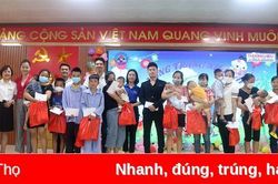 Tặng quà Trung thu cho trẻ em đang điều trị tại Trung tâm Y tế huyện Tân Sơn