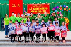 Tặng quà trị giá gần 58 triệu đồng cho học sinh có hoàn cảnh khó khăn