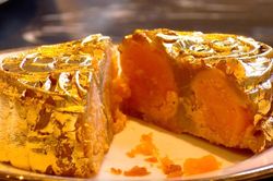 Cận cảnh quy trình dát vàng bánh trung thu siêu sang ở Hà Nội