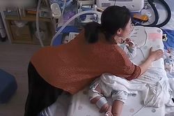 Mẹ dùng thân mình che cho con trong động đất ở Tứ Xuyên