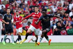 MU khác biệt khi cả Ronaldo cũng phải đuổi bóng