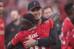 CĐV Liverpool nhớ Mane, chỉ trích hàng thủ đội nhà