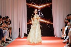 Hoàng Dung diễn vedette show của NTK Trần Hùng tại London Fashion Week 2023