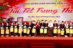 Phó Chủ tịch nước Võ Thị Ánh Xuân vui Tết Trung thu với học sinh Yên Bái