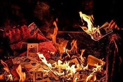 Vì sao có tục đốt tiền giấy cho người đã khuất?