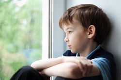 Dấu hiệu trẻ trầm cảm, cha mẹ thờ ơ...hối hận cả đời