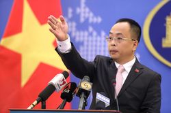 Xếp hàng trong đêm chờ làm thủ tục: Cục Lãnh sự nỗ lực hướng dẫn người dân