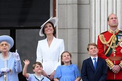 Cả nước Anh lo lắng cho sức khỏe của Nữ hoàng Elizabeth II