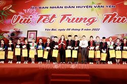 Phó Chủ tịch nước vui Tết Trung thu với học sinh tại Yên Bái