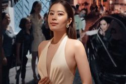 Nam Em ghi điểm khi chụp ảnh cùng khán giả khuyết tật, chào hỏi fan đầy gần gũi trước khi ra về!