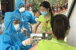 Số ca mắc Covid-19 trở nặng tăng cao, nhiều địa phương tiêm vắc xin mũi nhắc lại thấp