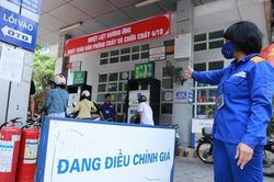 Dầu thế giới lao dốc, giá trong nước sắp giảm?