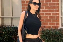 Angelina Jolie diện croptop khoe eo thon trên phố