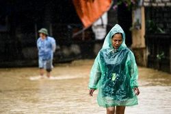Người dân thôn Bùi Xá nản lòng trước cảnh mưa ngập kéo dài