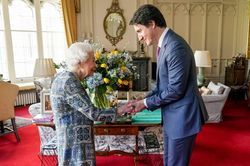 Tổng thống Biden, Thủ tướng Trudeau quan tâm sức khỏe nữ hoàng Anh