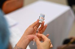 Mũi nhắc lại vaccine vector virus và mRNA bằng độ hiệu quả với Omicron