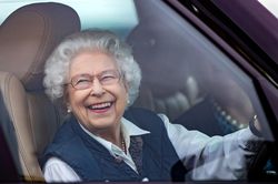 Những chiếc xe từng được Nữ hoàng Anh Elizabeth II cầm lái