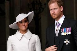 Hoàng tử Harry và Meghan Markle tưởng nhớ Nữ hoàng Elizabeth II