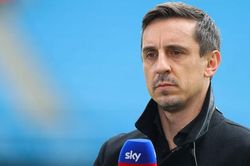 Gary Neville phản đối hoãn Ngoại hạng Anh để tưởng nhớ Nữ hoàng Anh Elizabeth II