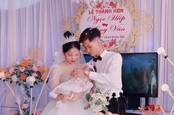Xuất hiện trong đám cưới bố mẹ, nhóc tỳ chiếm spotlight