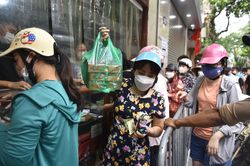 Người dân xếp hàng chờ cả tiếng để mua bánh trung thu