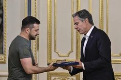 Ngoại trưởng Mỹ nhận huân chương Ukraine