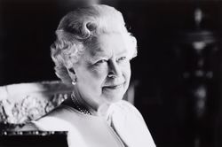 Đại sứ quán Anh mở sổ tang tưởng niệm Nữ hoàng Elizabeth II tại Việt Nam