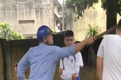 Tạm dừng việc lên lớp của thầy giáo 'đánh học sinh'