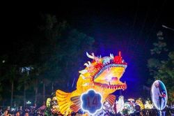 Tuyên Quang: Biển người xuống phố rước đèn Trung thu khổng lồ