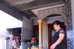Người dân ngoại thành Hà Nội lội bì bõm trong nước lũ