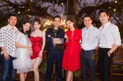 Quỳnh Nga diện váy đỏ nổi bần bật, hạnh phúc đón tuổi mới cùng Việt Anh và hội bạn thân