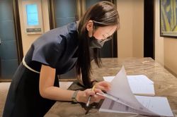 MC Khánh Vy tiết lộ khó khăn dẫn 3 thứ tiếng, 17 trang kịch bản dài dằng dặc