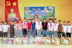 Tặng quà Tết trung thu cho trẻ em Na Hang