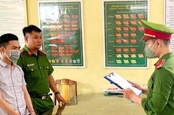 Đầu bếp dùng dao chém 'địch thủ'