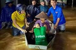 Hà Nội huy động bộ đội giúp dân chạy lũ trong đêm