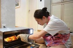 Hoa hậu Lương Thùy Linh làm 150 chiếc bánh Trung thu tặng người vô gia cư